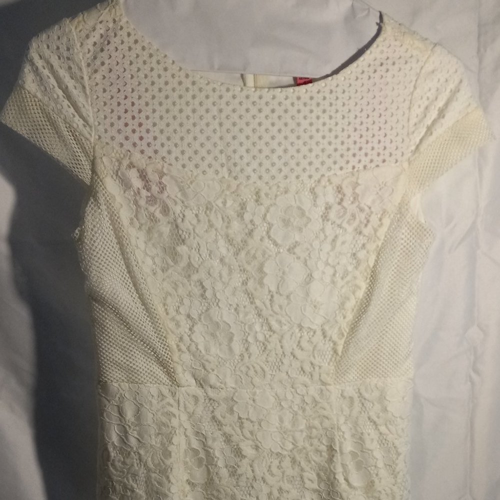 BETSEY JOHNSON - A-LINE DRESS - CREME - SIZE 4 (EUC)
